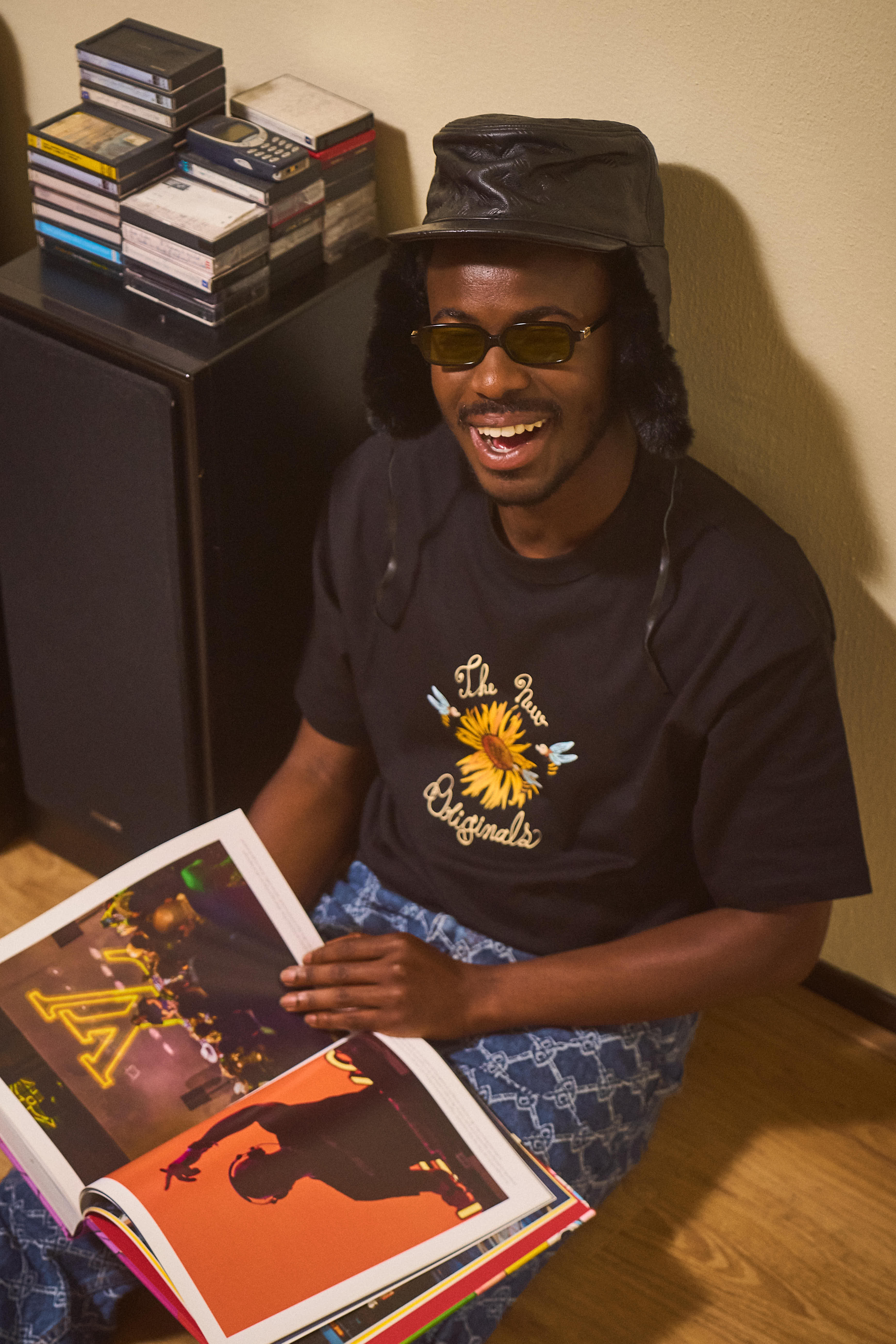 Eben Badu in The New Originals met boek thuis