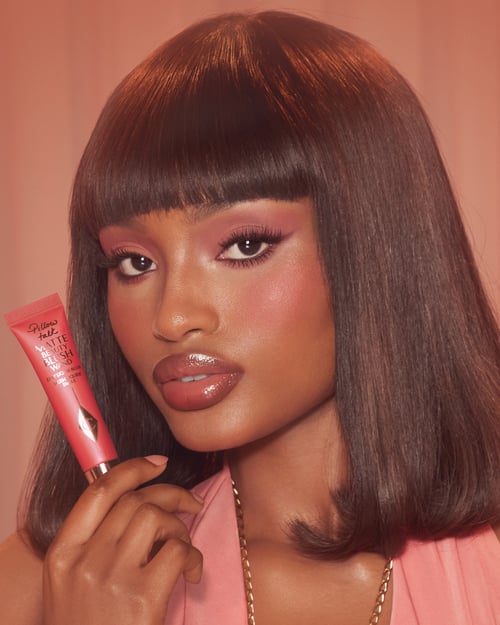 Model met Charlotte Tilbury Matte Blush Wand