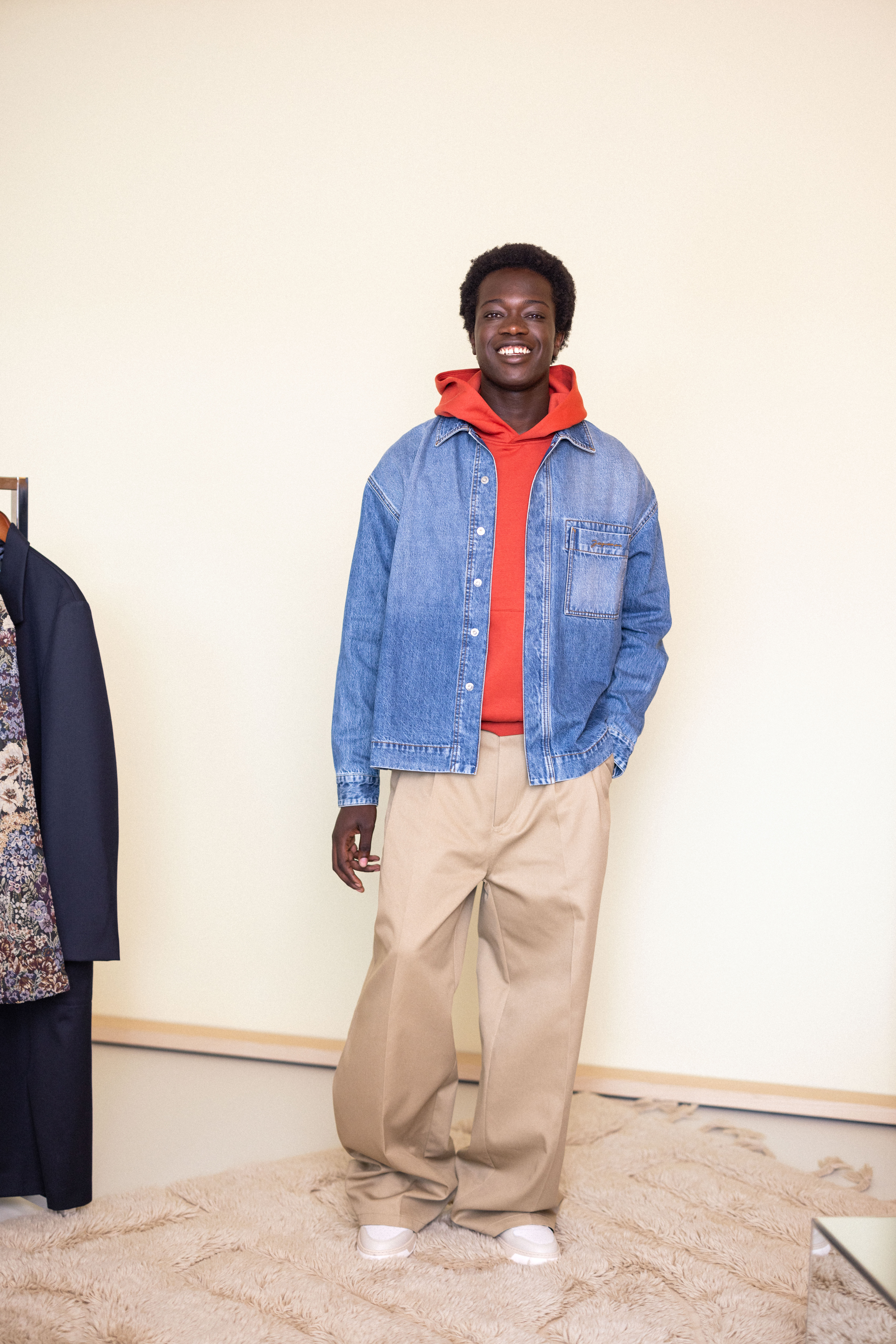 Kantooroutfit met spijkerjas en hoodie
