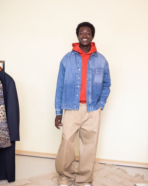 Kantooroutfit met spijkerjas en hoodie