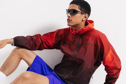 Look met tech jas, zonnebril en korte broek van Purple Mountain Observatory
