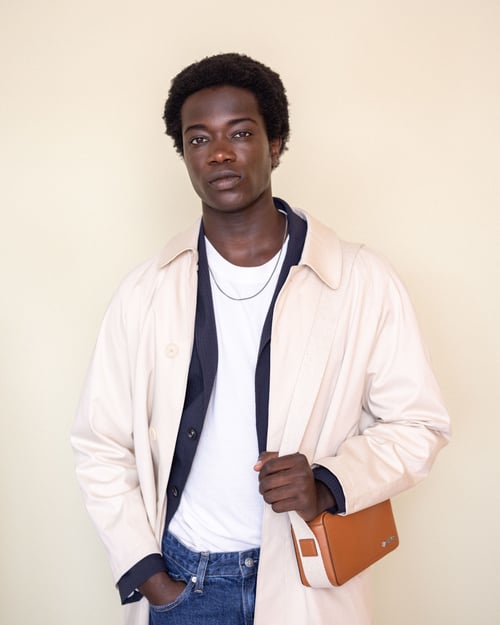 Kantooroutfit met trenchcoat