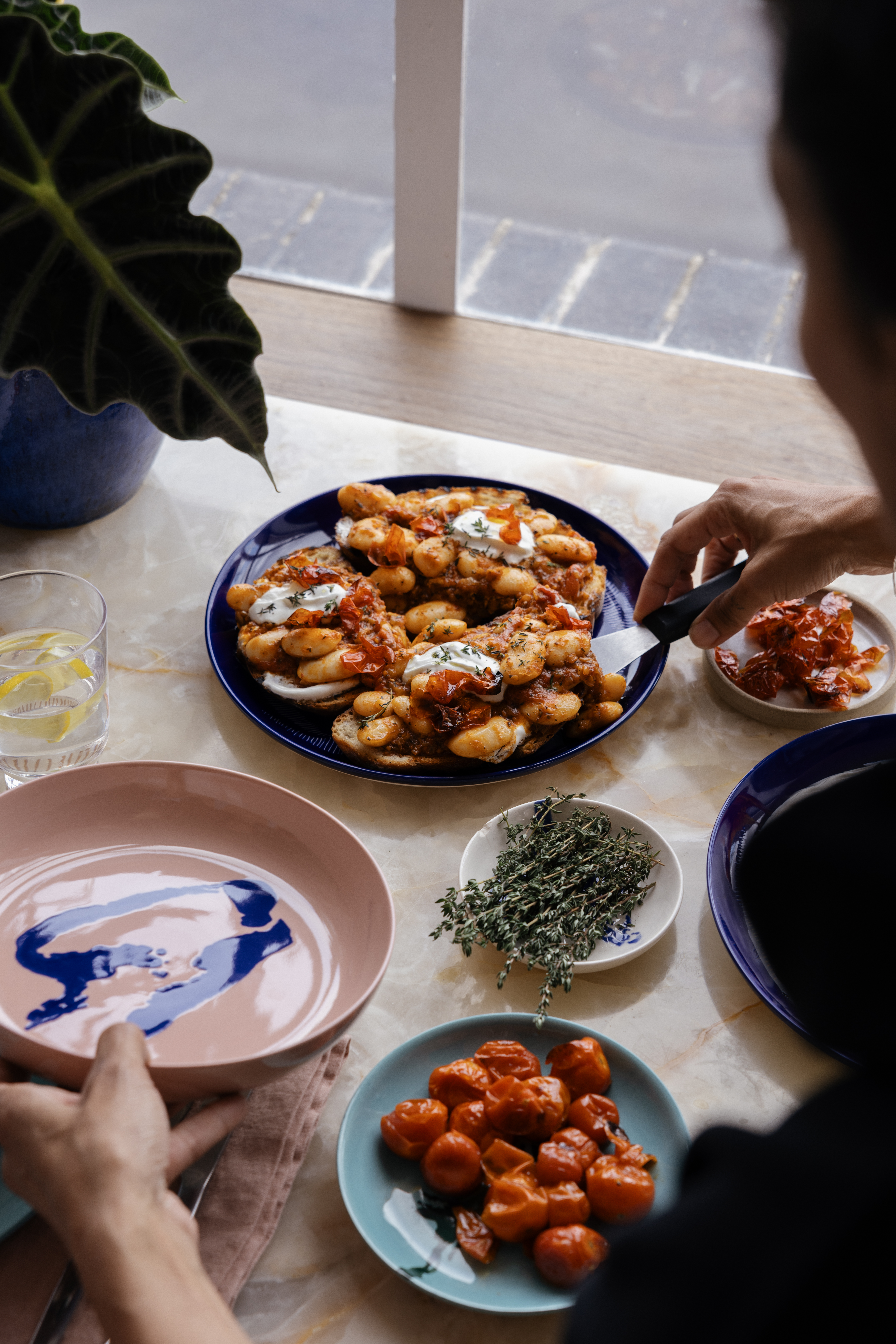 Boterbonen met cherrytomaten geserveerd op Serax borden 