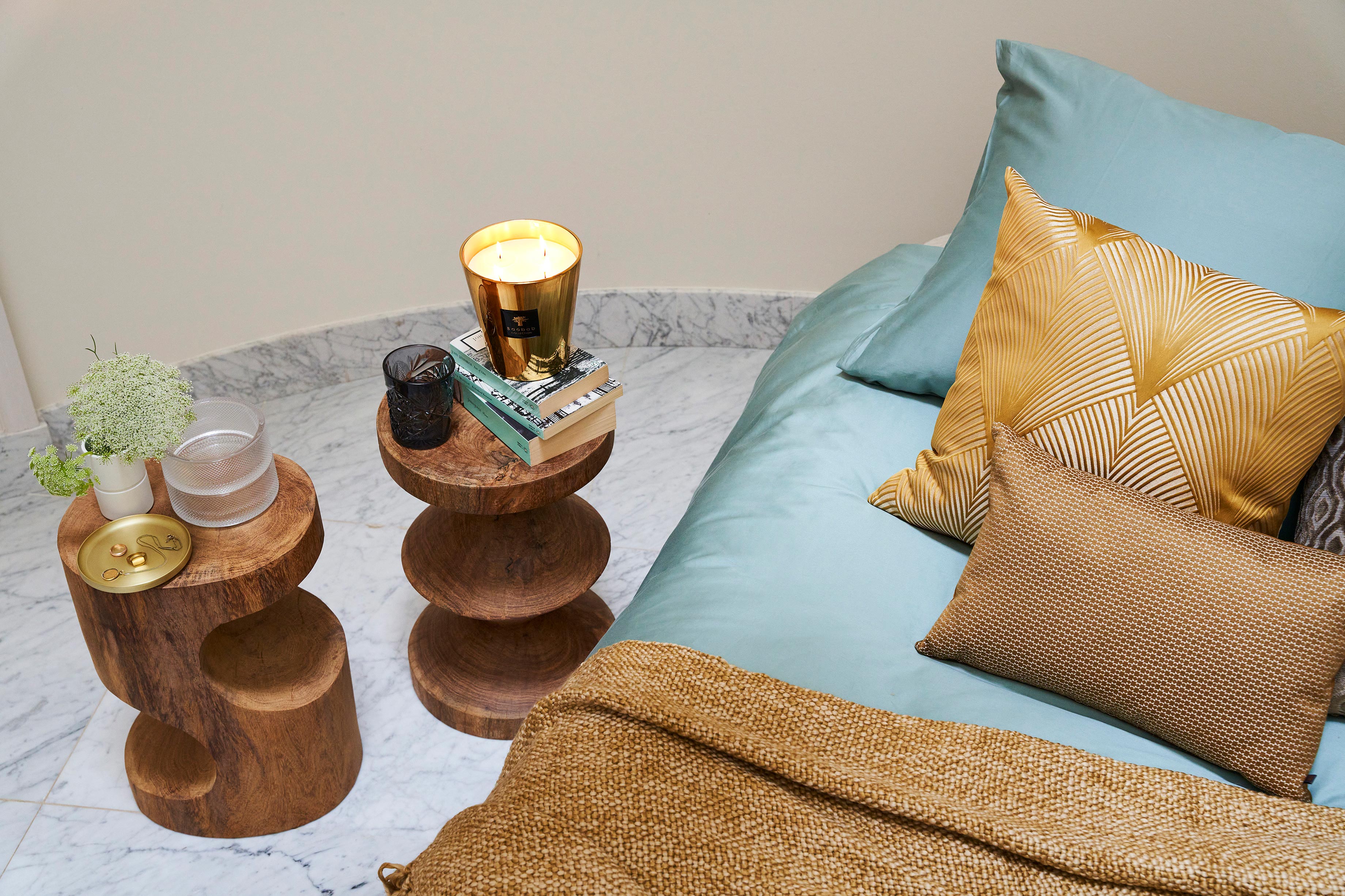 Houten POLSPOTTEN kruk en bijzettafel als nachtkastje met Baobab geurkaars en blauw waterglas