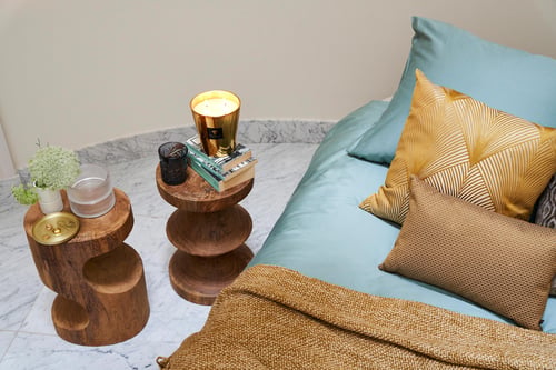 Houten POLSPOTTEN kruk en bijzettafel als nachtkastje met Baobab geurkaars en blauw waterglas
