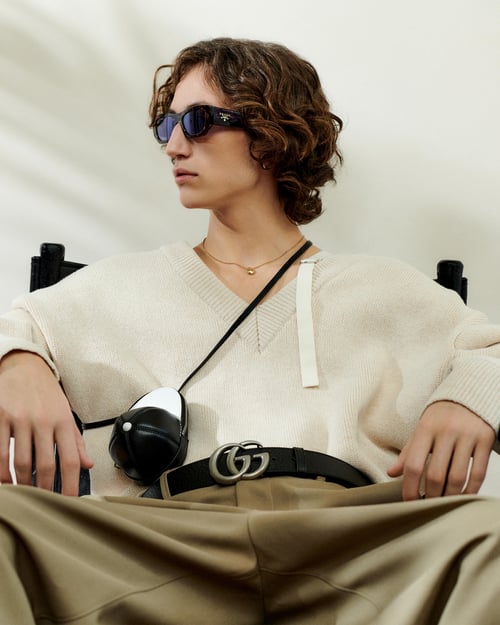 Man met overhemd van Jacquemus in beige