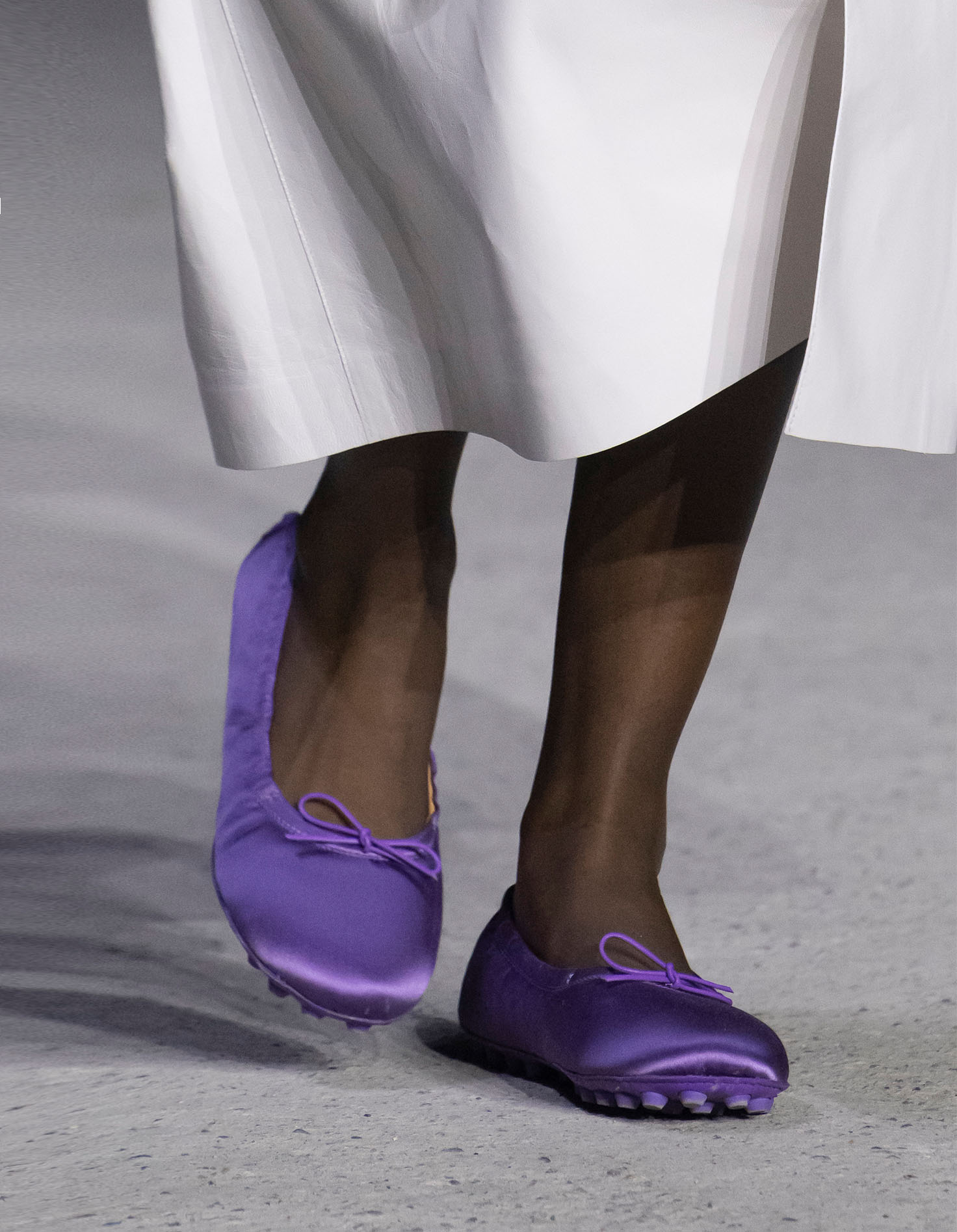paarse ballerina tods show bij milan fashion week