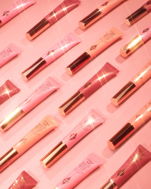 Charlotte Tilbbury met Matte Blush producten in alle kleuren