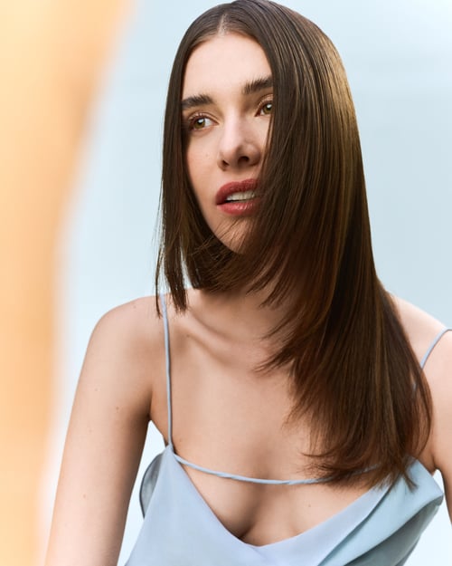 Model met glanzend steil haar