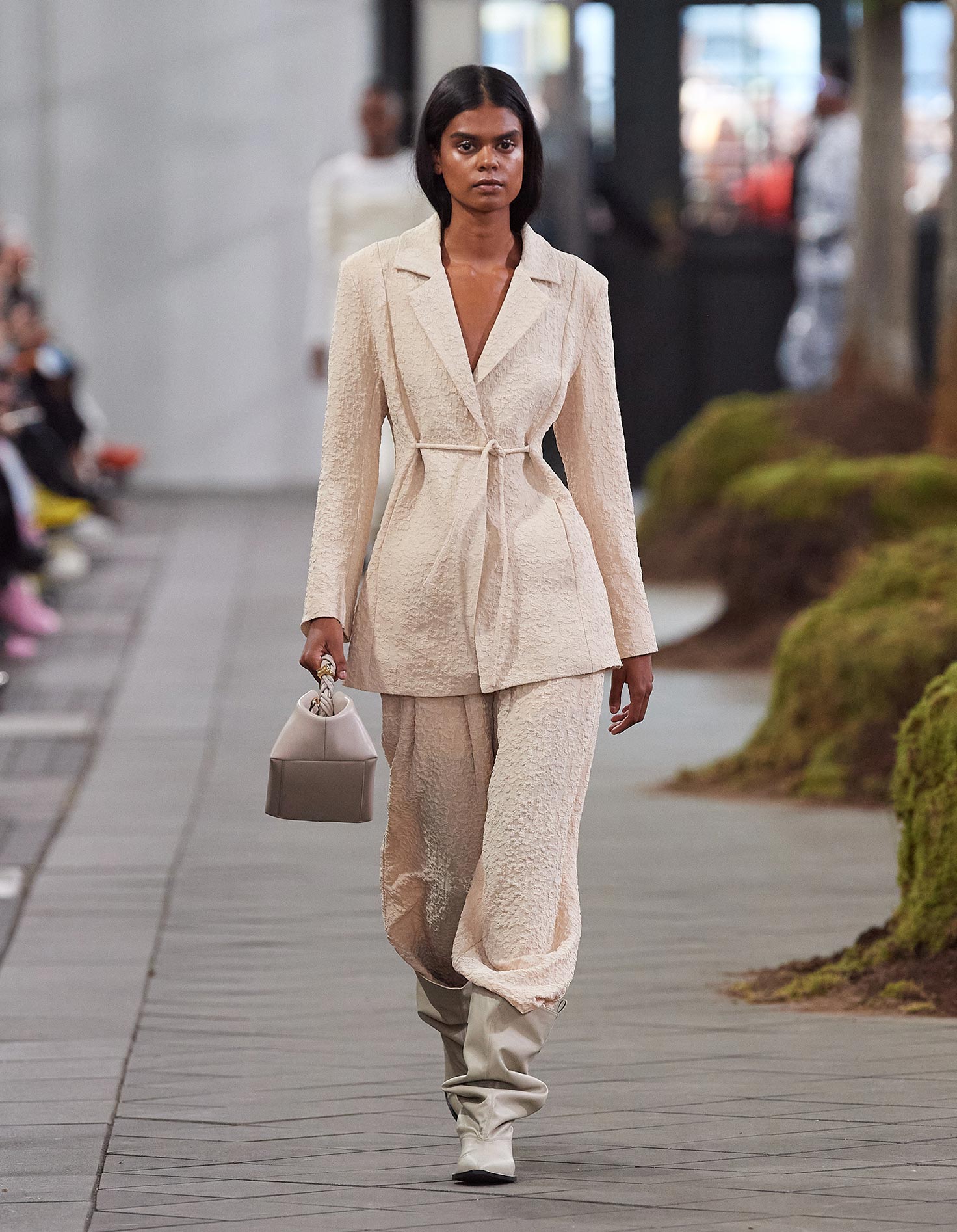 beige damespak van ganni