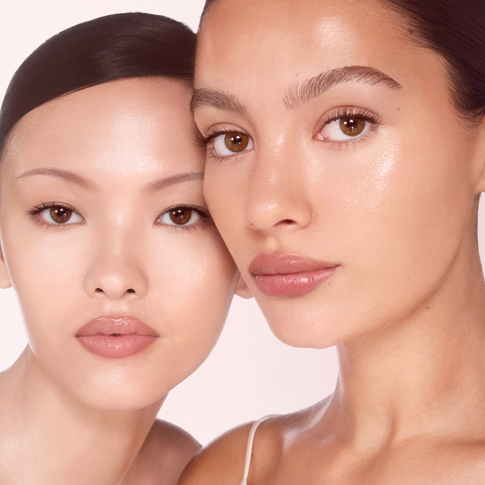 2 modellen met satijnen glow