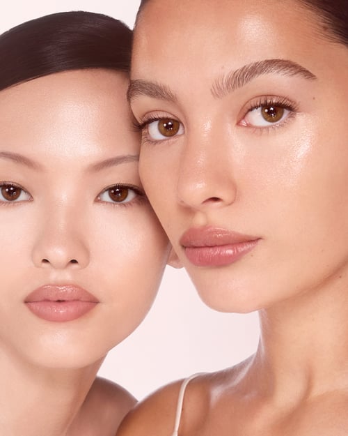 2 modellen met satijnen glow