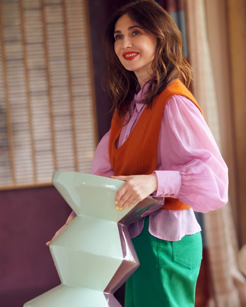 Dame met kleurrijke bijzettafel