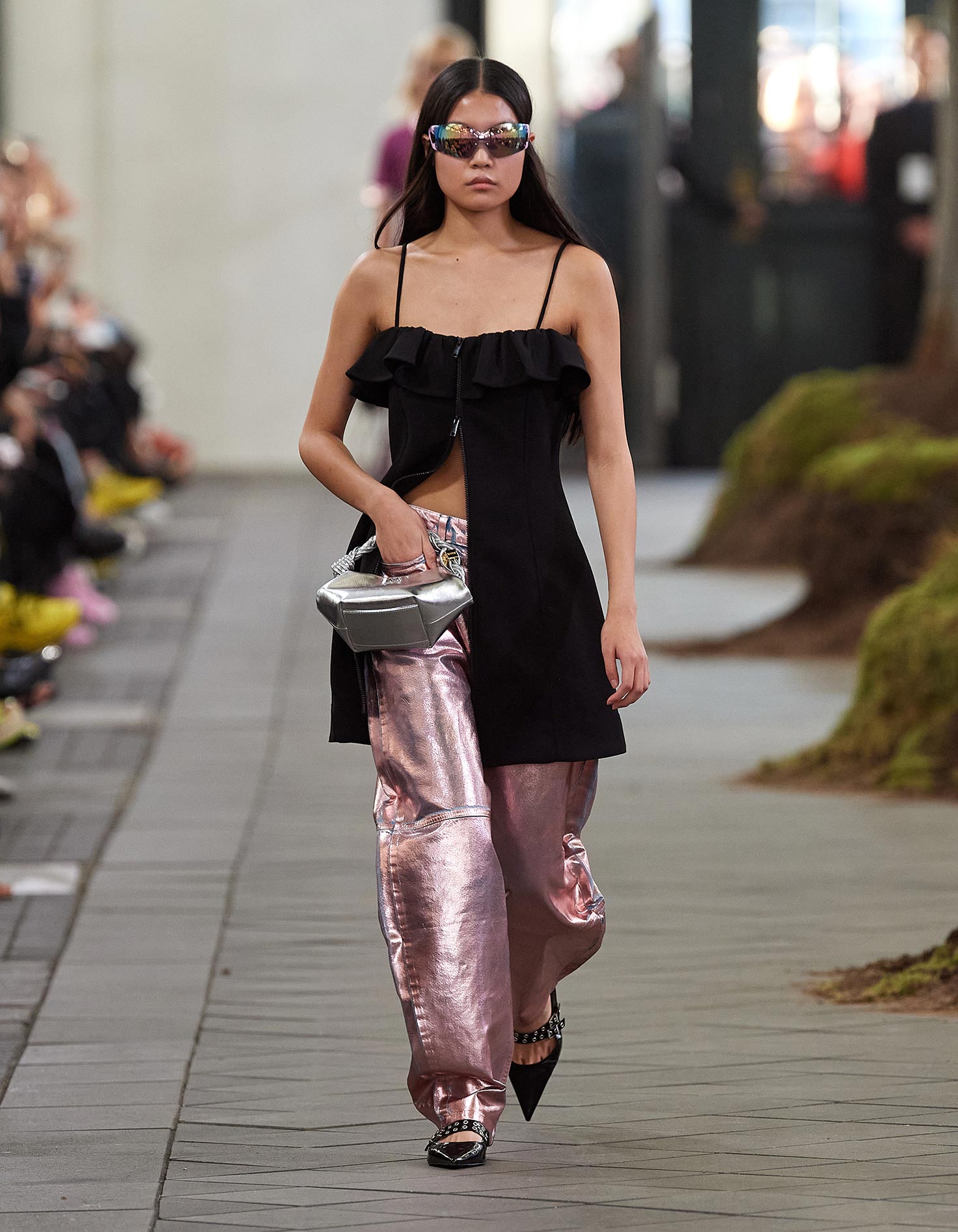zwarte top met metallic roze broek