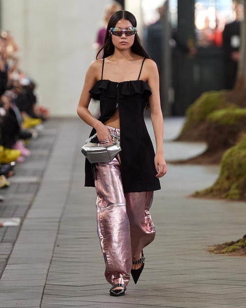zwarte top met metallic roze broek