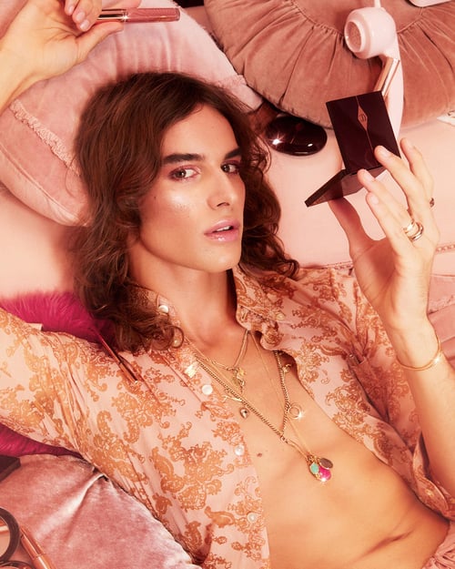Model met roze overhemd met Pillow Talk look
