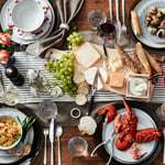 rijkelijk gedekte eettafel met eten en drinken en stijlvolle tafeldecoratie 