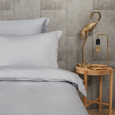 Minimalistische slaapkamer met gouden details
