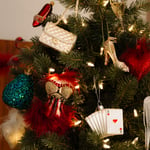Rijkelijk gevulde kerstboom