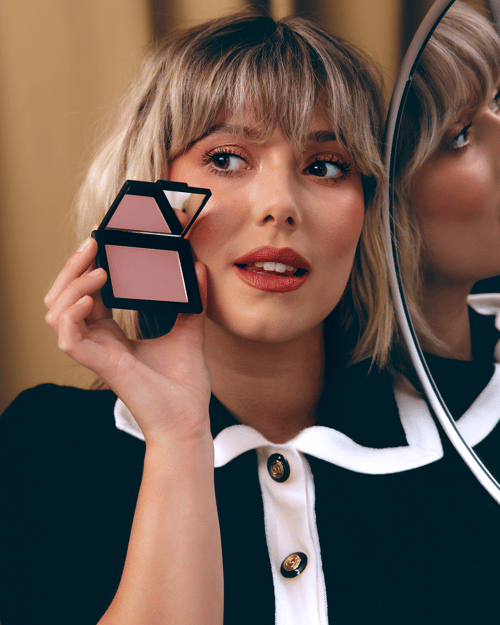 Becky met de iconische NARS poeder blush