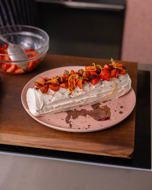 Chocolate Ripple Fridge Cake op Serax bord