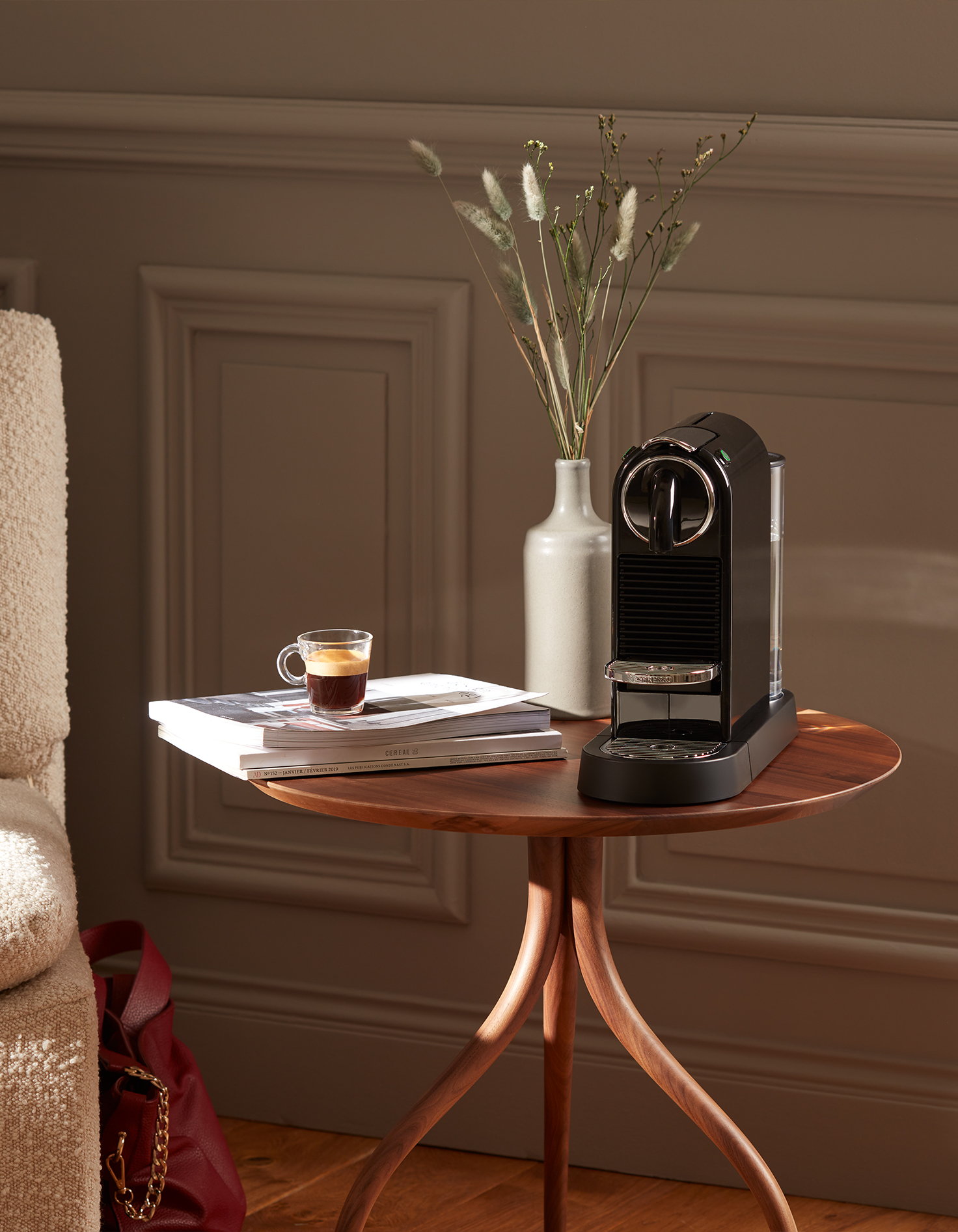 Stijlvolle bijzettafel met Nespresso koffiemachine en koffietafelboeken
