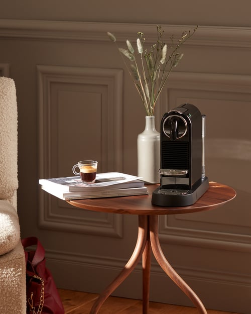 Stijlvolle bijzettafel met Nespresso koffiemachine en koffietafelboeken