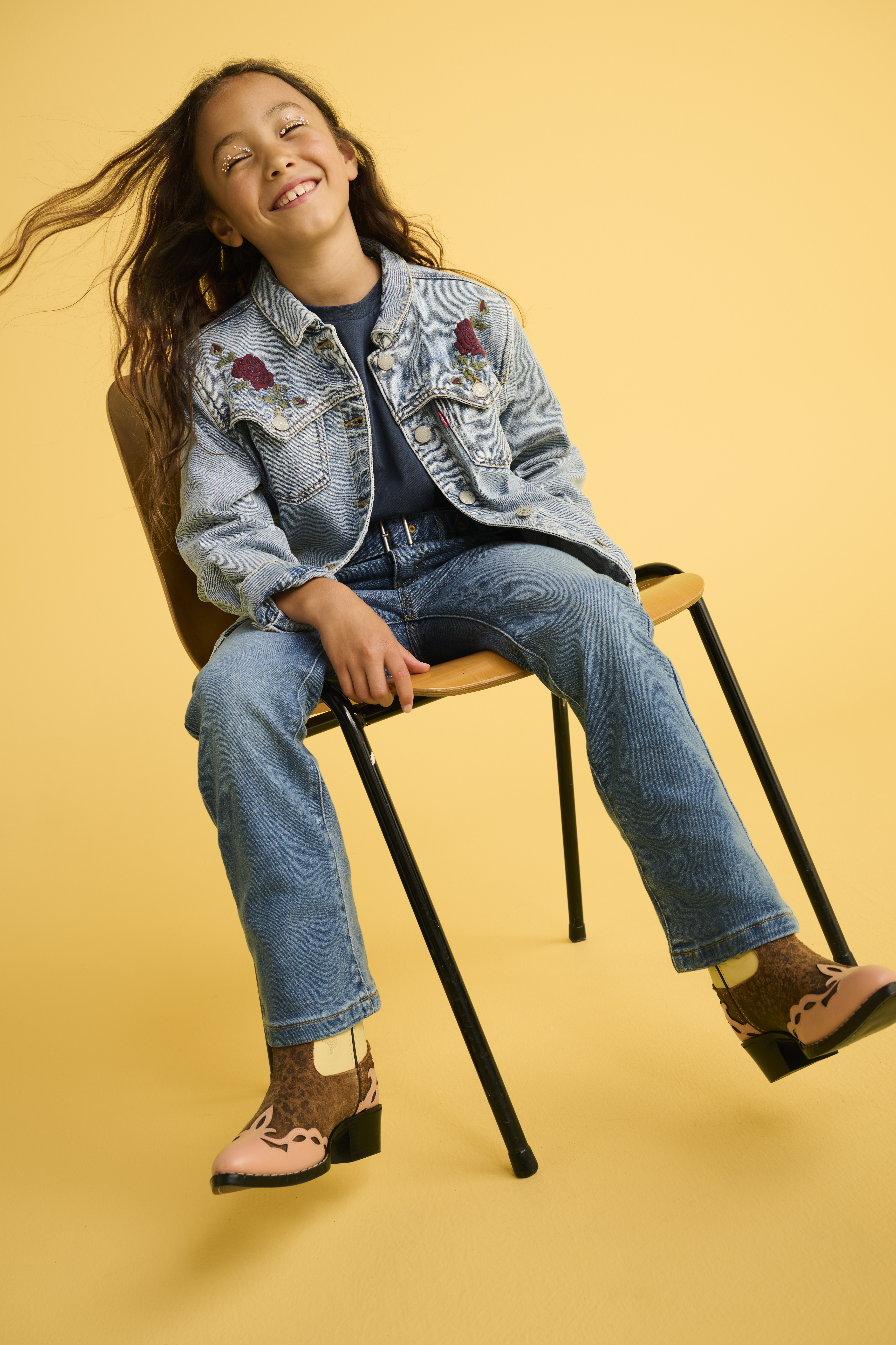 Meisje op stoel in Levi's kleding