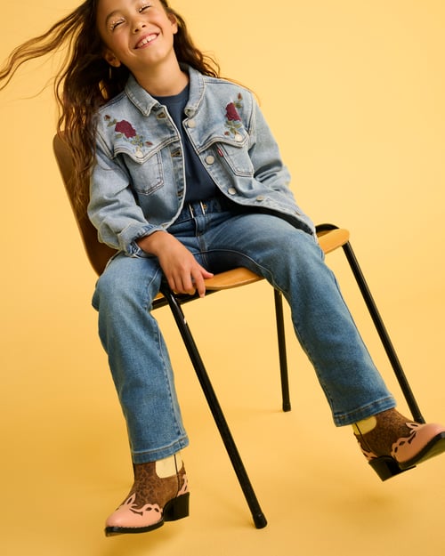 Meisje op stoel in Levi's kleding