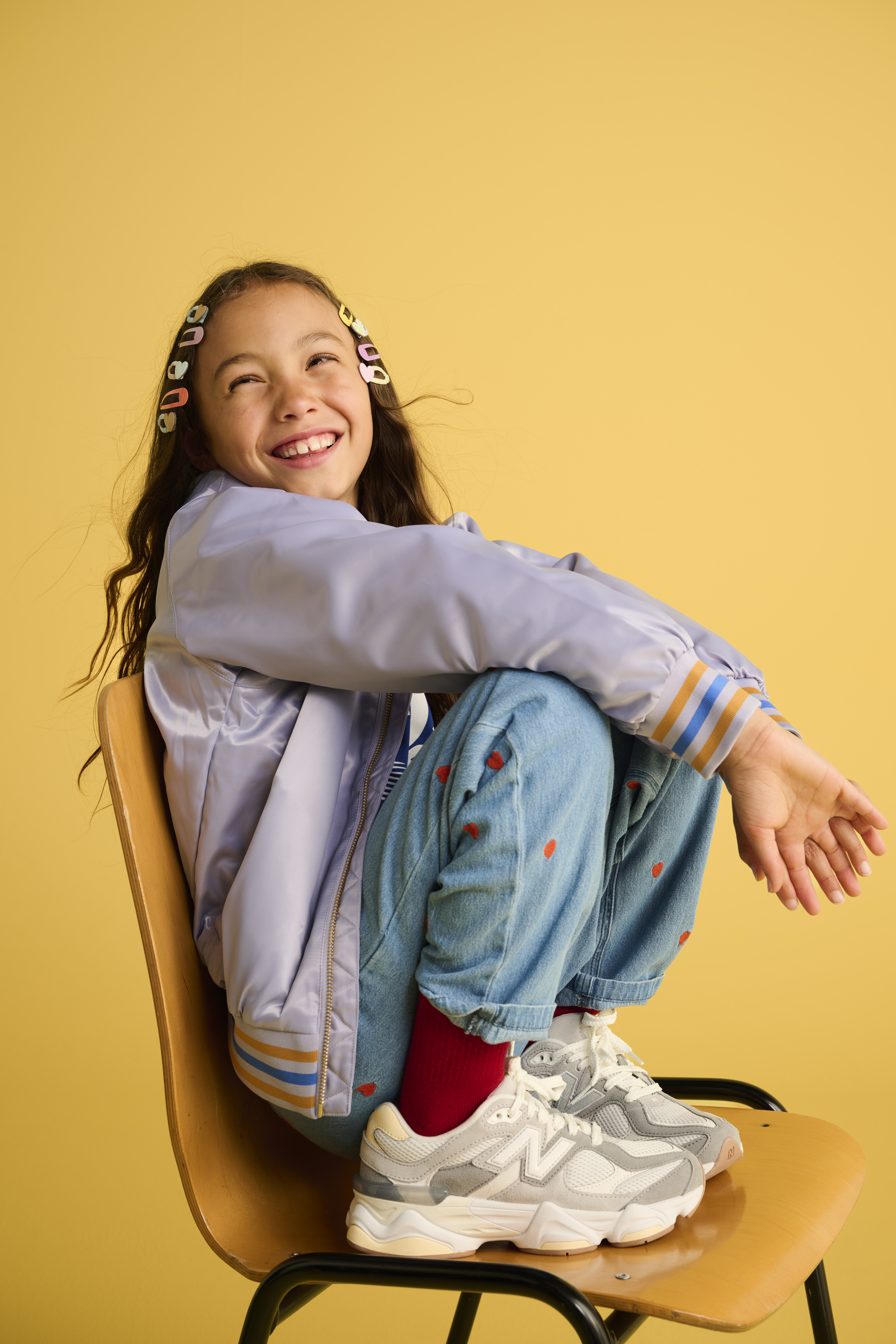 Meisje draagt witte New Balance sneakers 