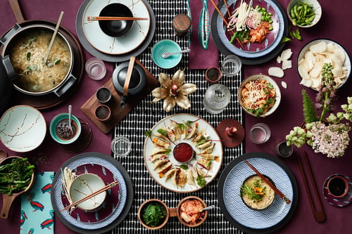 In Aziatische stijl gedekte tafel met dumplings rijst en groenten