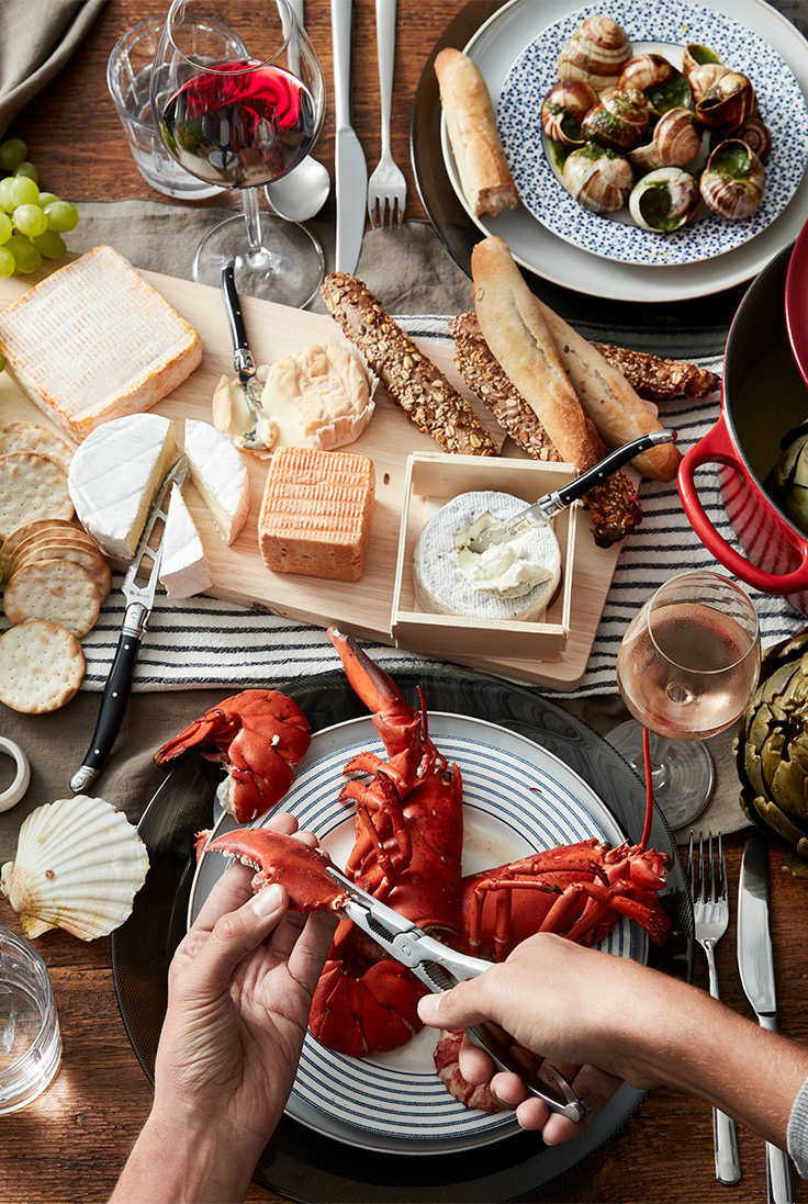 Rijkelijk gedekt tafel met brood kaas smeersels en kreeft