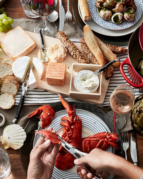 Rijkelijk gedekt tafel met brood kaas smeersels en kreeft
