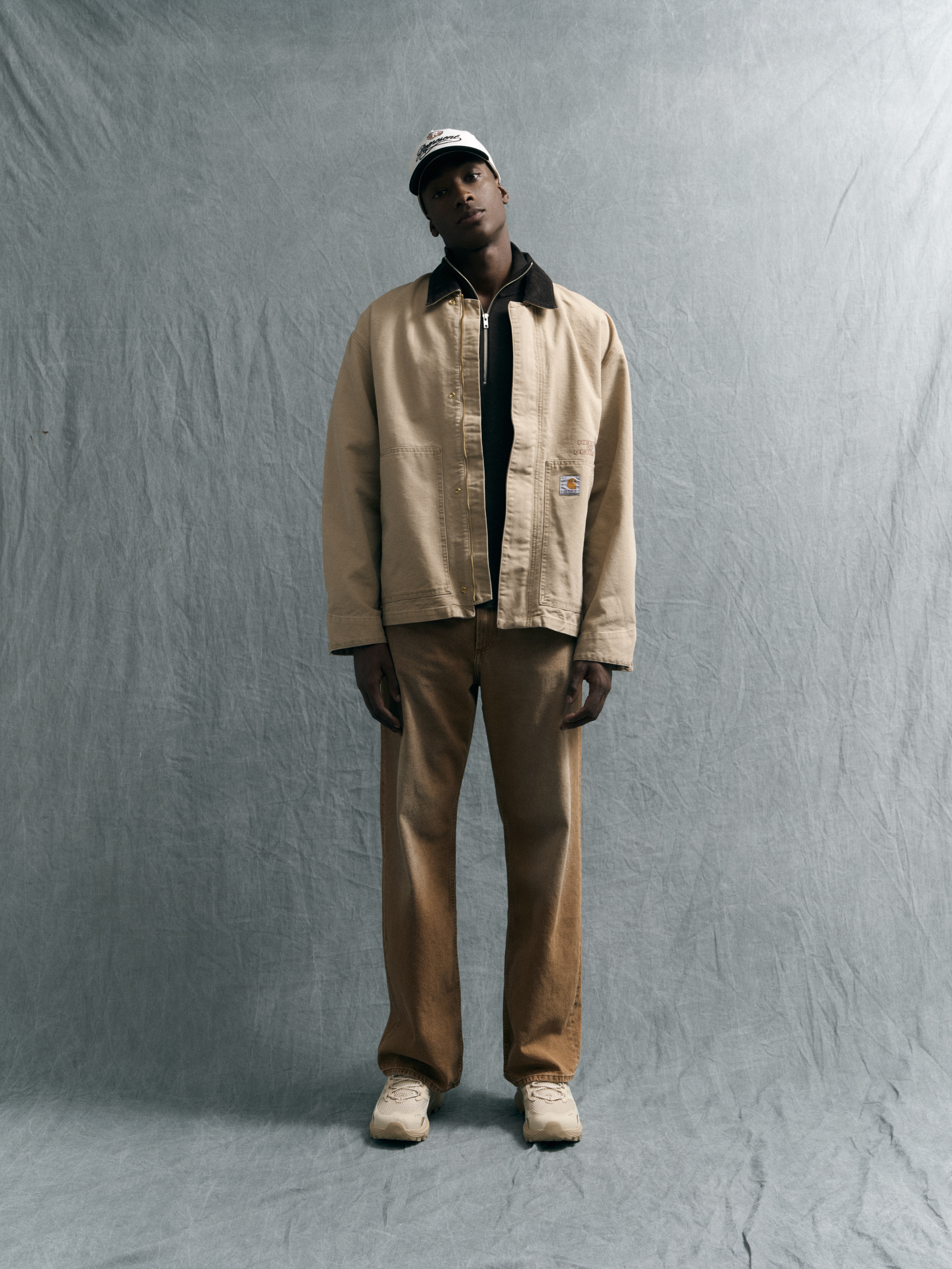 Model met Carhartt WIP jas en broek