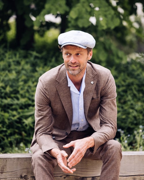 Bruin linnen pak met flatcap