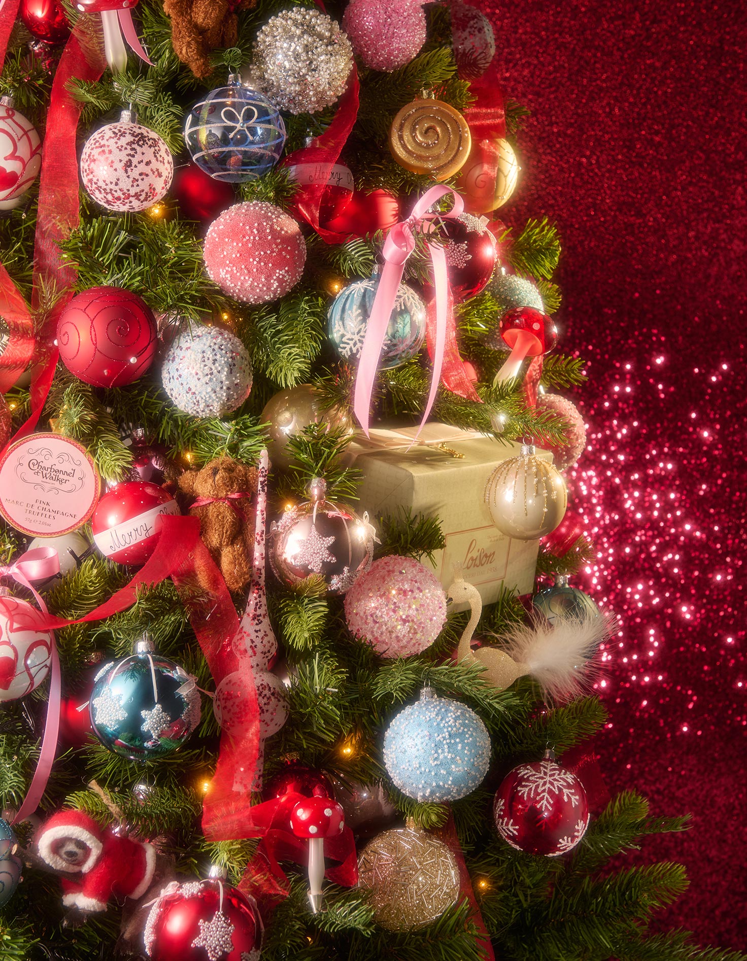 De kerstboom is versierd met verfijnde ornamenten